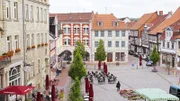 ARD/SWR ZUGEPFLASTERT!, "Wie schützen wir unsere Städte vor dem Hitzekollaps?", am Mittwoch um 22:50 Uhr im ERSTEN. Deutschlands Städte heizen immer mehr auf: Jeden Tag verschwinden 50 Hektar kühlende Grünfläche. Während denkmalgeschützte Flächen nicht entsiegelt werden dürfen, bieten sich für andernorts effektive Möglichkeiten, am Thermometer zu drehen. Unternehmen, Institutionen, aber auch Privathaushalte sind gefragt. Bild: der denkmalgeschützte historische Marktplatz in Helmstedt, Niedersachsen.