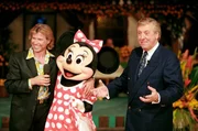 Hansi Hinterseer (l.) und Karl Moik mit Minnie Mouse.