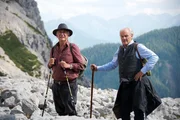 Franz Marthaler (Heinz Marecek, l.) und Peter Herbrechter (Michael König, r.) machen sich auf den Weg zu dem alten Flugzeugwrack.