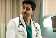 Kann Devon (Manish Dayal) wertvolle Beweise finden?; Kann Devon (Manish Dayal) wertvolle Beweise finden?