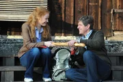 Burgl und Roland freuen sich über das Wiedersehen. Von links: Burgl Ertl (Pippi Söllner) und Roland Bamberger (Horst Kummeth).