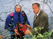 Die Polizei hat einen toten Jungen im Wasser gefunden. Kriminalhauptkommissar Stefan Kehler (Wolfgang Bathke, re.) spricht mit einem Taucher (Komparse) über die Beweissicherung.