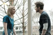 Können Nic (Emily VanCamp, l.) und Conrad (Matt Czuchry, r.) Beweise finden, um Nics Unschuld zu beweisen?