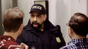 Der Polizist spricht mit zwei Männern
