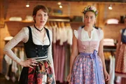 Magdalena Zenner (Julia Malik, l.) steht wegen ihrer Präsentation unter Zeitdruck und muss feststellen, dass sie die Milch für ihr Baby zu Hause vergessen hat.