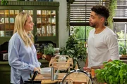 Cecilia (Carina Koller) ist überrumpelt, als Theo (Julius Dombrink) ihr seine Liebe gesteht.