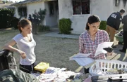 Kensi (Daniela Ruah, r.) gerät mit Talia (Mercedes Masohn, l.) aneinander, da diese durchschaut hat, dass Deeks und Kensi ineinander verliebt sind und sie damit aufzieht ...