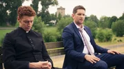 Maik (Daniel Donskoy, l.) und Berthold Erdmann (Sebastian Schwarz, r.) nach dessen endgültiger Trennung von seiner Frau.