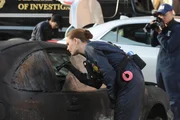 Brennan (Emily Deschanel) macht sich vorsichtig ein Bild von der vekohlten Leiche in dem ausgebrannten Auto. Brennan (Emily Deschanel) macht sich vorsichtig ein Bild von der vekohlten Leiche in dem ausgebrannten Auto.
