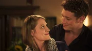 Eva (Bettina Burchard) und Maik (Daniel Donskoy) kommen sich näher.