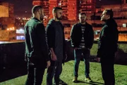 Enzo (Arturo Muselli, re.) und seine wenigen verbliebenen Gangmitglieder (Roberto Oliveri, Livio Cori, Riccardo Marotta).