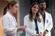 Besuch am Krankenbett: Adelaide Kane als Dr. Jules Millin, Natalie Morales als Dr. Monica Beltran, Anthony Hill als Dr. Winston Ndugu