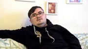 Nach gescheiterter Fernbeziehung steht Pascal vor einem Scherbenhaufen. Allerdings hat er ohnehin den Verdacht, dass Tina in erster Linie wegen seines Bekanntheitsgrades in den sozialen Medien mit ihm zusammen war.; Nach gescheiterter Fernbeziehung steht Pascal vor einem Scherbenhaufen. Allerdings hat er ohnehin den Verdacht, dass Tina in erster Linie wegen seines Bekanntheitsgrades in den sozialen Medien mit ihm zusammen war.