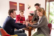 Polizeipsychologin Mina (Yasmina Djaballah) und ihr Kollege, Hauptkommissar Thomas Waldeck (Jan Kittmann) bei den Schindlers. Achim Albert alias Bert alias Micha (Florian Bartholomäi, l.) und Frauke Schindler (Sarah Zaharanski, r.) rätseln über die widersprüchlichen Aussagen von Achim.