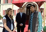 ARD STURM DER LIEBE FOLGE 1360, am Donnerstag um 15:10 Uhr im ERSTEN. Xaver (Jan van Weyde, M.) freut sich, da sich Debbie (Lea Marlen Woitack, l.) und Jacob (Andreas Thiele, r.) gut zu verstehen scheinen.