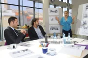 Nach einiger Zeit gehen Anna (Jeanette Biedermann, r.) und Jonas (Roy Peter Link, M.) auf Davids (Lee Rychter, l.) Vorschlag ein.