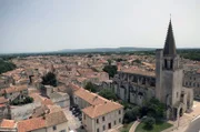 Jedes Jahr finden in Tarascon, einer kleinen Stadt in Südfrankreich, die „Fêtes de la Tarasque“ statt. Mit dem Volksfest feiert man Tartarin de Tarascon, den ulkigen Helden des Romanautors Alphonse Daudet.