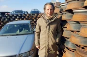 Jo Hiller deckt die Tricks rund ums Auto auf. Auf dem größten Schrottplatz Deutschlands spricht er mit Autofans. Jo Hiller deckt die Tricks rund ums Auto auf. Auf dem größten Schrottplatz Deutschlands spricht er mit Autofans.