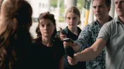 Verena (Henny Reents, l.) gibt den Journalisten ein Pressestatement vor dem Revier.