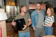 Erik (Patrick Heinrich) unterstützt seine Kumpels in der WG, wo sie doch ohne ihn in der Küche klarkommen müssen. Links Paul (Niklas Osterloh), rechts Toni (Olivia Marei)