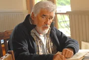 Dr. Johannes Waldmann ahnt, dass er mit seinen Untersuchungen auf der richtigen Spur ist (Mario Adorf) und sich den Weltkonzern Gasonec zum Feind macht.