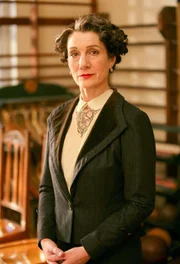 Harriet Walter (Miss Bulstrode).