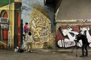 Streetart-Künstlerin Maria bei der Arbeit in Roms Peripherie
