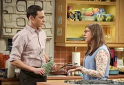 Amy (Mayim Bialik, r.) ist entz&uuml;ckt als Sheldon (Jim Parsons, l.) sie mit einem "Test-Brunch" &uuml;berrascht, zu dem er sogar Besuch eingeladen hat. Das kann ja nur in einem Desaster enden ...