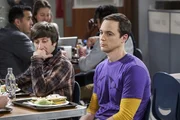 Sheldon (Jim Parsons, r.) ist sichtlich geknickt und weint sich bei Kumpel Howard (Simon Helberg, l.) aus: Was verheimlicht Freundin Amy bloß vor ihm?