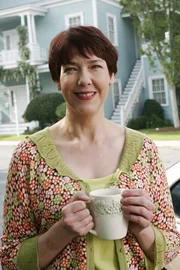 Felicia Tilman (Harriet Sansom Harris) ist wieder zurück in der Wisteria Lane um noch offene Rechnungen zu begleichen ... Felicia Tilman (Harriet Sansom Harris) ist wieder zurück in der Wisteria Lane um noch offene Rechnungen zu begleichen ...