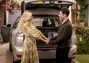 Gemma Johnson (Beth Behrs, l.); Dave Johnson (Max Greenfield, r.)