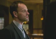 Nach dem Genuss halluzinogener Pilze sterben der berühmter Botanikprofessor Joseph Ballantine und fünf seiner Studenten. Sherlock Holmes (Jonny Lee Miller) macht sich auf die Suche nach dem Mörder ...