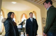 Als der Bruder von Henry Baskerville (Tom Everett Scott, r.) überfahren wird, glaubt dieser nicht an einen Unfall und möchte, dass Holmes (Jonny Lee Miller, M.) und Watson (Lucy Liu, l.) ermitteln. Die finden bald einen Zeugen, der gesehen haben will, wie das Opfer von einem Hund gejagt wurde ...