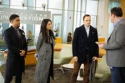Auf Wunsch von Henry Baskerville beschäftigen sich Holmes (Jonny Lee Miller, 2.v.r.) und Watson (Lucy Liu, 2.v.l.) mit dem Mord an dessen Bruder. Zusammen mit Detective Bell (Jon Michael Hill, l.) haben sie bald einen Verdächtigen: Rodger Stapleton (Michael Gladis, r.) ...