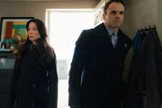 Als ein Mann in einem Superheldenkostüm getötet wird, übernehmen Watson (Lucy Liu, l.) und Holmes (Jonny Lee Miller, r.) den Fall. Sie sollen die wahre Identität des Opfers herausfinden. Unterdessen sieht sich Watson gezwungen, Holmes' Vater einen Gefallen zu tun ...