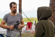 Als Sarah (Susan Sideroupolos) seinen Hoodie trägt, sieht Leon (Daniel Fehlow) nur noch seine tote Frau in ihr und wird von dem Moment völlig überrollt.