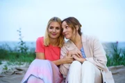 Sarah (Susan Sideroupolos, l.) und Elli (Kathrin Osterode) sind sich in einem Punkt sicher: Egal was passiert, sie halten zusammen.