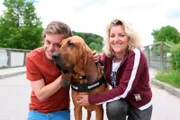 Checker Tobi mit Spürhund Hitchcock und Halterin Alexandra Grunow.