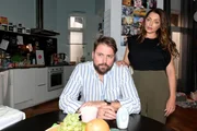 John (Felix von Jascheroff) und Emily (Anne Menden) hoffen, dass sich Clara schnell an die neue Umgebung gewöhnt.