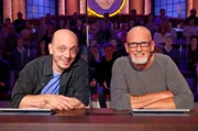Rateteam-Kapitän Bernhard Hoëcker (l.) und der Musiker und Mitglied der Band "Santiano" Björn Both (r.) bilden ein Rateteam.