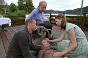 Georg (Barnaby Metschurat, li.), Vicky (Jessica Ginkel, re.) und Dr. Chris Wegner (Simon Schwarz) versorgen Heidelinde (Corinna Kirchhoff) nach ihrem Zusammenbruch.