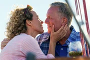 Geniessen die junge Liebe: Maibritt Saerens als Josefine, Peter Mygind als Dan Sommerdahl