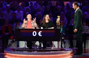 Moderator Kai Pflaume (r.) mit Rateteam-Kapitän Bernhard Hoëcker (l.) und der Schauspielerin Elisabeth Lanz (M.).