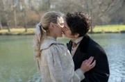 Julien de la Ferté (Théo Fernandez, l.) und Alice de Jeansin (Camille Lou).