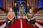 Moderator Kai Pflaume (M.) und seine Rateteam-Kapitäne Bernhard Hoëcker (l.) und Elton (r.) begrüßen in dieser Sendung den Schauspieler Klaus J. Behrendt (2.v.l.) und den Schauspieler Leonard Lansink (2.v.r.).