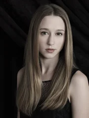 (3. Staffel) - Schnell erkennt die junge, unerfahrene Hexe Zoe Benson (Taissa Farmiga), dass die Welt des Hexenzirkels verräterisch und mörderisch ist ...