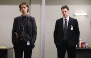 Professor Rothschild behauptet fünf Menschen in seiner Gewalt zu haben, die in weniger als zehn Stunden sterben werden. Für Reid (Matthew Gray Gubler, l.), Hotch (Thomas Gibson, r.) und das restliche Team beginnt ein Wettlauf mit der Zeit ...