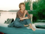 Kathrin Globisch (Andrea K. Loewig) am See.