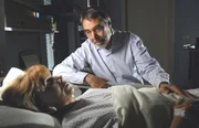 Georg Baumgart (Gunter Schoß) sitzt am Krankenbett seiner Frau Charlotte (Ursela Monn), die gerade operiert wurde.