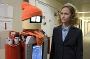 Dr. Hanna Keller (Inez Bj&oslash;rg David) und ihr M&uuml;llroboter-Prototyp &bdquo;D&ouml;rte&ldquo;.